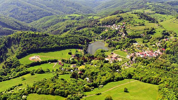 Exkluzívny pozemok pri tajchu (jazere) v Hodruši- Hámre (časť Kopanice)
