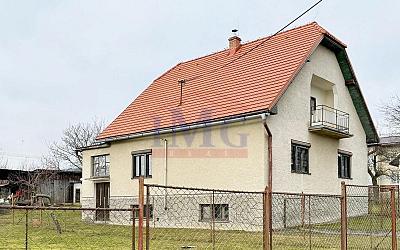 REZERVOVANÉ - Slnečný rodinný dom v obci Lovčica-Trubín v tichej časti