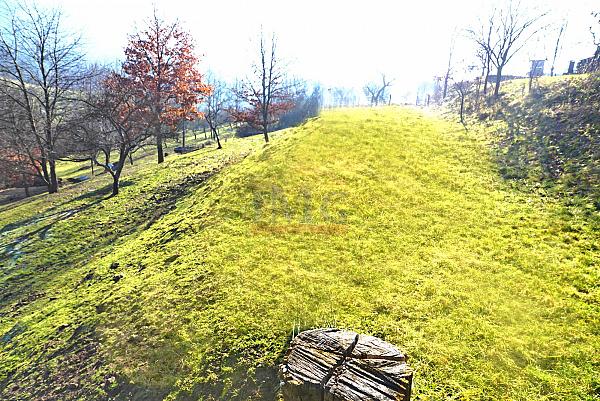 Slnečný, rovinatý pozemok pri tajchu mesta Nová Baňa