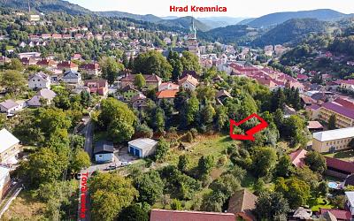 Slnečný, stavebný pozemok v meste Kremnica (ul. Továrenská)